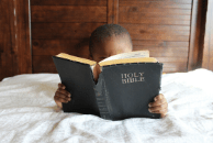 Petit garçon lisant sa bible